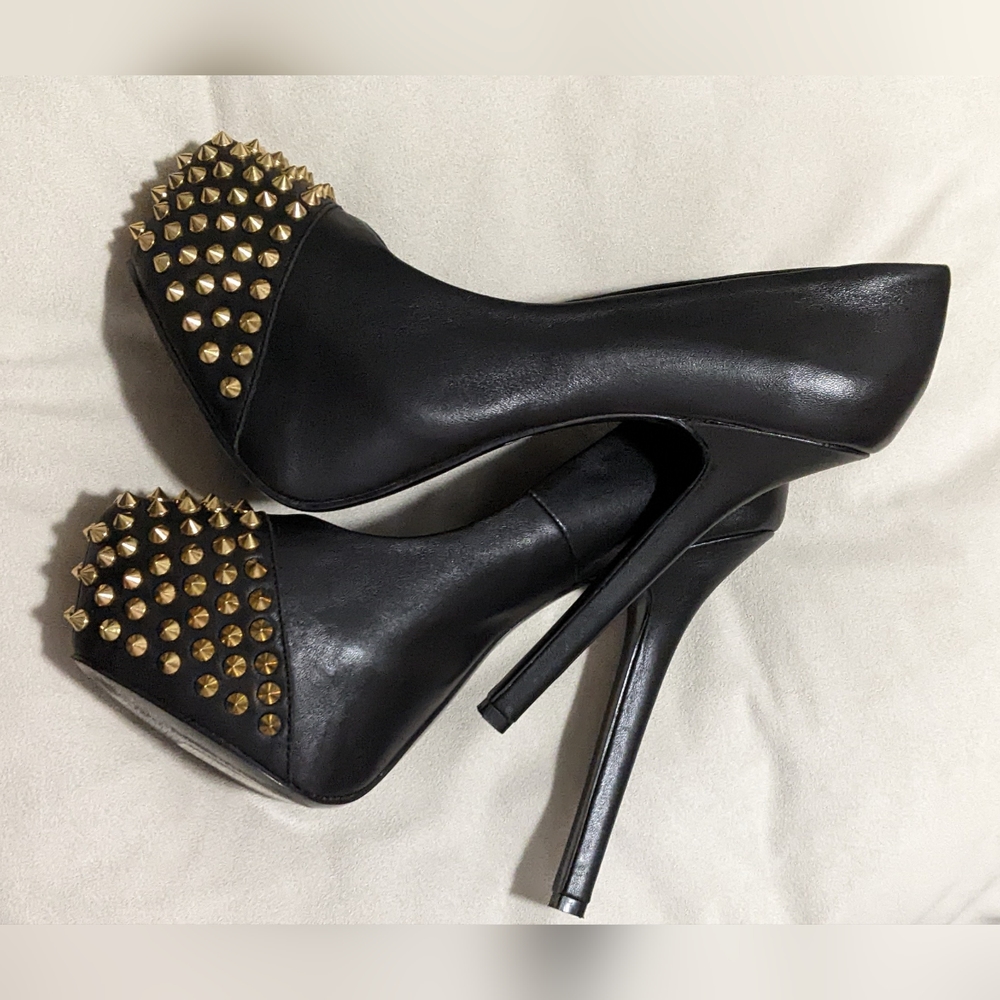 Steve Madden Bolddd Black Leather Platform  Pumps Gold Studs 8.5